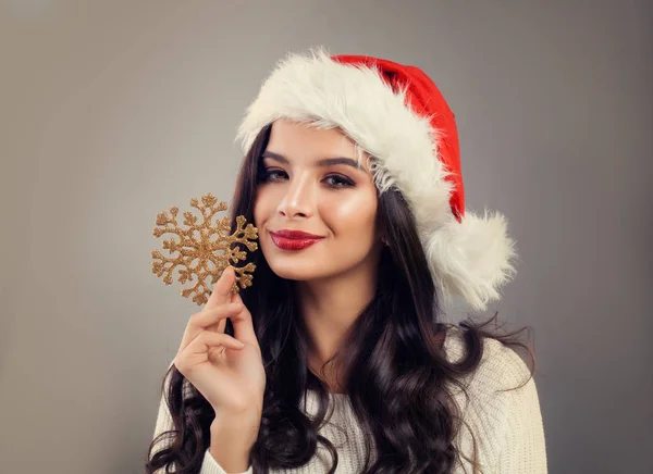 Mujer modelo navideña sonriendo. Linda chica morena vistiendo santa —  Fotos de Stock