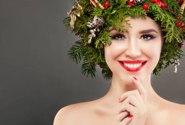 Mükemmel Noel kız gülümsüyor. Sevimli gülümseme ile güzel Model.