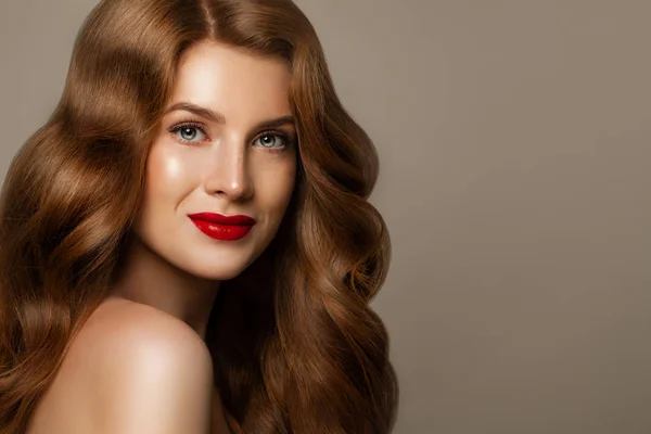Mujer sonriente con el pelo rizado rojo. Modelo de pelirroja perfecta —  Fotos de Stock