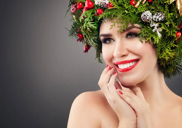Mükemmel bir Noel kadın moda Model gülümseyerek. Yeni yıl — Stok fotoğraf