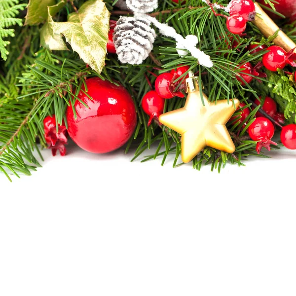 Kerst Concept met rode kerst ballen, groene Fir, gouden Xmas — Stockfoto