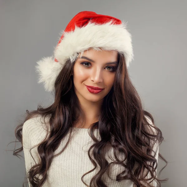Ung kvinna jul. Trevlig tjej modell i röd Santa hatt — Stockfoto