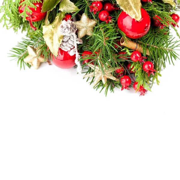Weihnachtsdekoration, immergrüner Weihnachtsbaum, rote Kugeln auf weißem Grund — Stockfoto
