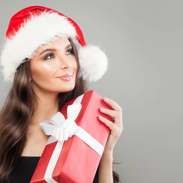 Mujer de Navidad en Santa Sombrero con caja de regalo de Navidad roja mirando hacia arriba —  Fotos de Stock