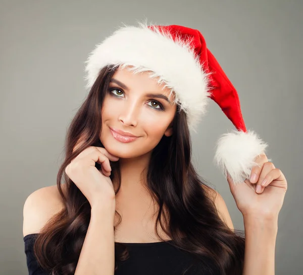 Veselé Vánoce žena modelky v červené Santa Claus klobouk — Stock fotografie