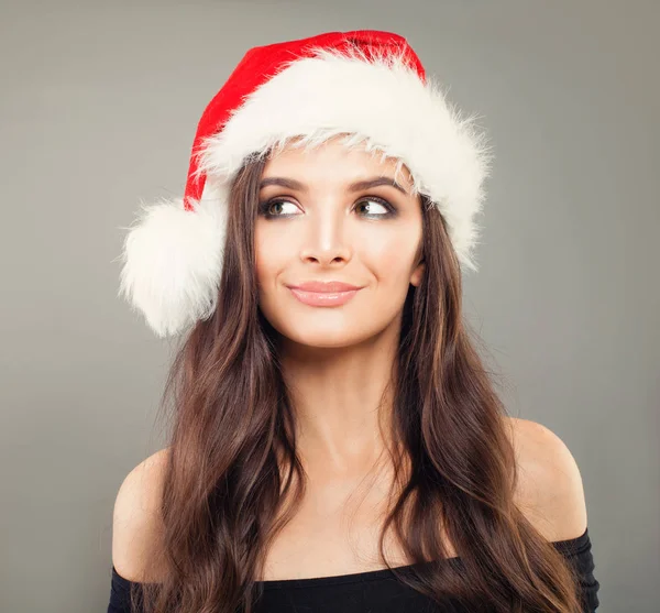 Hermosa joven modelo de Navidad mujer en Santa Sombrero sonriendo —  Fotos de Stock