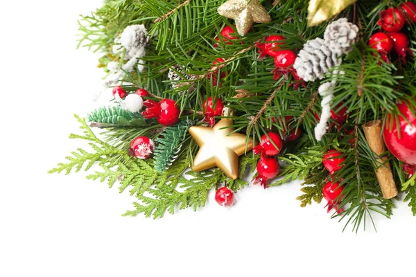 Vánoční stromeček větvičku s skleněné koule a červené bobule — Stock fotografie