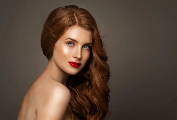 Natürliche Schönheit. junge rothaarige Frau mit Sommersprossen — Stockfoto