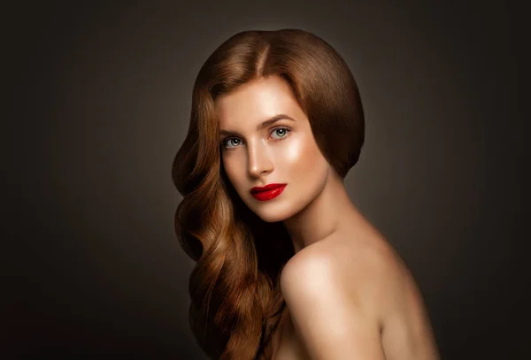 Glamoureuze Redhead vrouw met perfecte rode golvende haren op Banner — Stockfoto