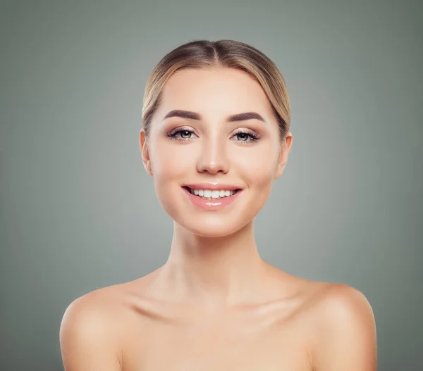 Modelo perfecto de spa para mujer joven con piel sana y sonrisa linda —  Fotos de Stock