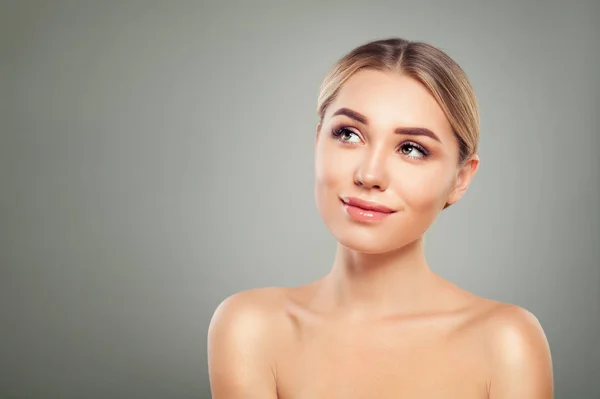 Mujer modelo spa con piel sana mirando hacia arriba. Concepto de cuidado de la piel — Foto de Stock