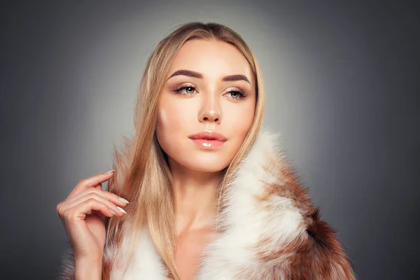 金髪の髪を持つ美しい若い女性冬美 — ストック写真