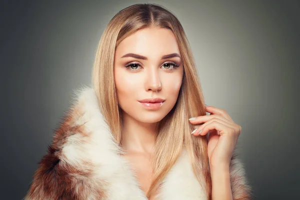 Hermosa mujer rubia modelo de moda en piel. Belleza de invierno — Foto de Stock