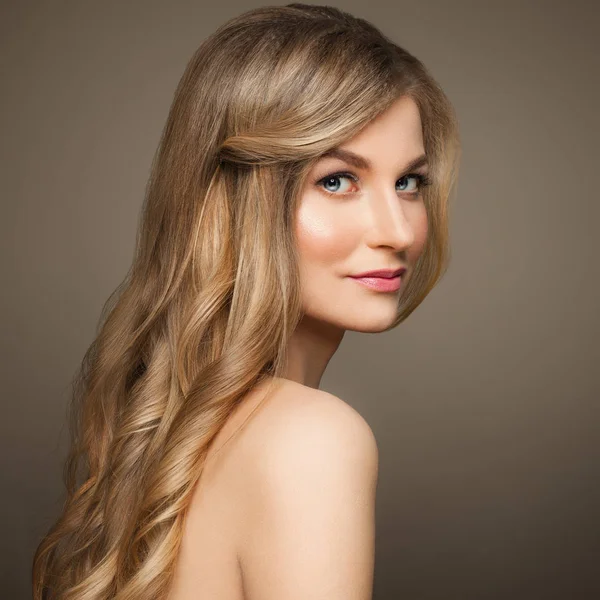 Bej renkli arka plan üzerinde sağlıklı cilt ile Model kadın