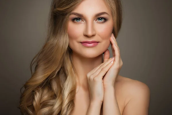 Schöne Frau mit langen blonden Haaren und frischer Haut — Stockfoto