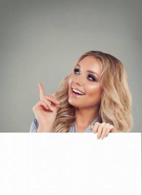 İşaret ve beyaz kartı arka planda tutan kadın moda