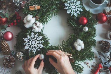 Noel ağacı dal, kar taneleri, elleriyle çiçekçinin top cam