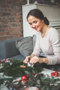 Mutlu kadın yapımı Noel süsleri