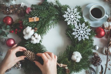 Eller, koniler, yaprak dökmeyen ağaç Noel çelenk