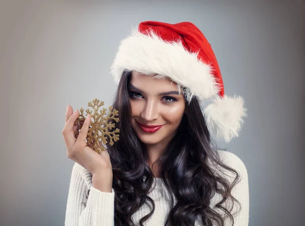 Linda mujer en Santa Sombrero con copo de nieve de oro. Mujer Navidad —  Fotos de Stock