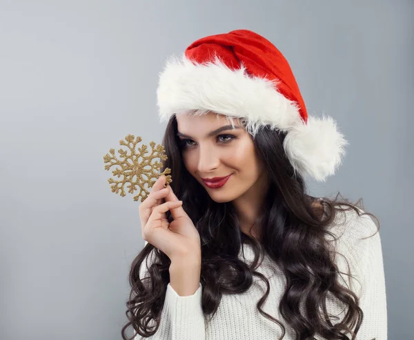 Bonita mujer de Navidad modelo de moda en Santa Sombrero mostrando oro S —  Fotos de Stock