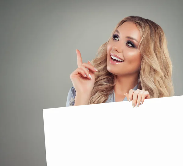 Sorrindo Mulher Apontando seu dedo e segurando White Paper Banner — Fotografia de Stock