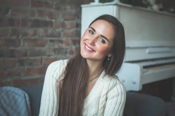 Mulher Morena Feliz em Casa, Retrato — Fotografia de Stock