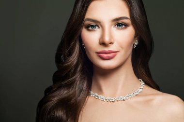 Dalgalı saç modeli ile güzel esmer kadın