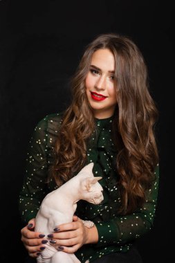 Sevimli genç kadın ile kedi siyah arka plan üzerine