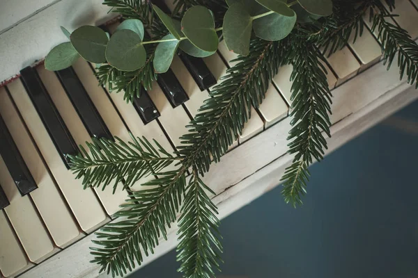 Téli Díszítéssel Zongora — Stock Fotó