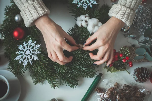Sfondo natalizio con mani femminili e decorazioni natalizie — Foto Stock