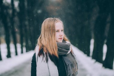 Winter Park açık havada sevimli kız