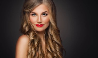 Güzel bir kadınla dalgalı saç ve makyaj. Şirin Model