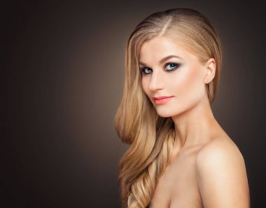 Hoş bir kadınla sarışın dalgalı saç ve makyaj.