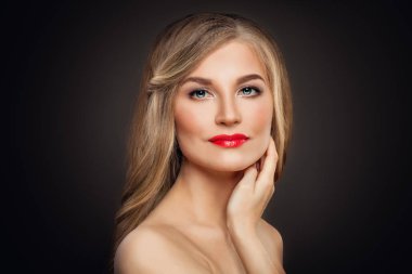 Güzel kadın yüzü. Kara günü sarı saçlı sevimli kadın