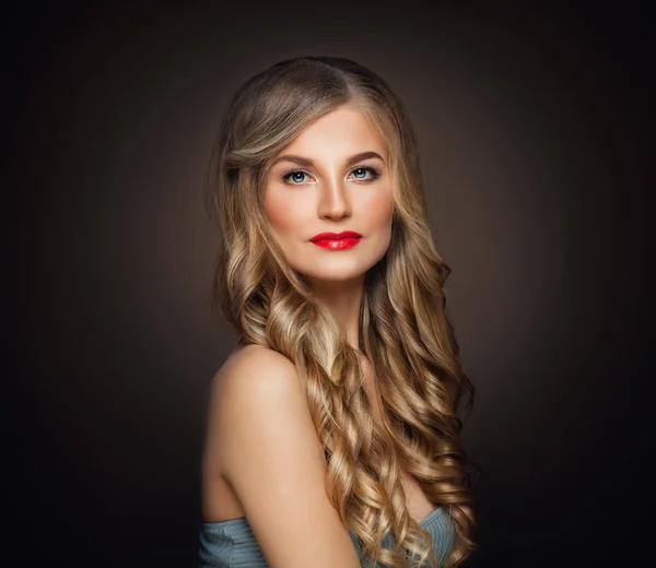 Schöne Frau mit blonder welliger Frisur und Make-up — Stockfoto