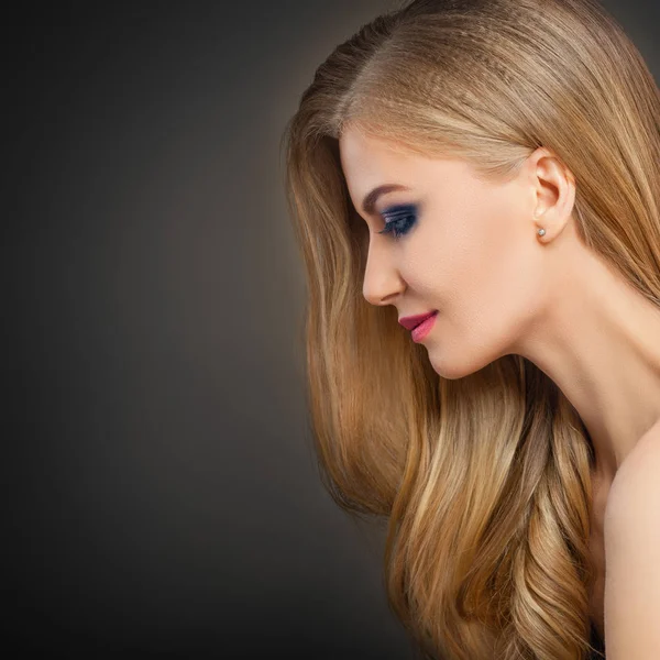 Mujer joven perfecta con cabello largo y rubio y maquillaje — Foto de Stock