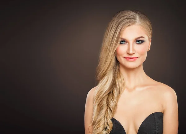 Mooie Sexy Blonde vrouw met lang krullend haar en make-up — Stockfoto