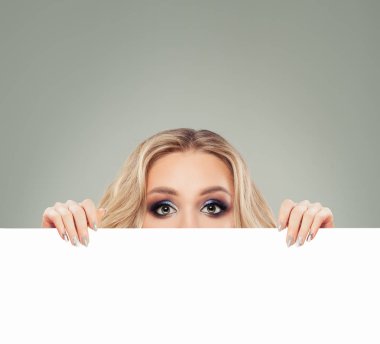 Beyaz boş kurulu kağıt afiş arka plan tutan iş kadın