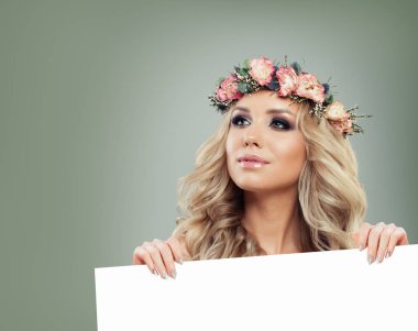 Güzel bahar kadın moda modeli ile gül çiçek 