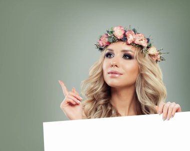 Genç Model Pano Banner arka plan ile. Güzel kadın 