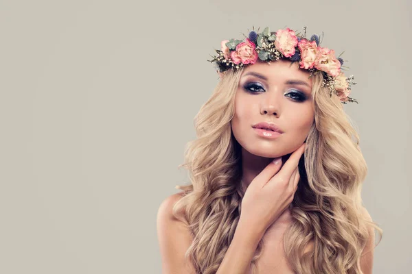 Modelo de moda mulher perfeita com flores de primavera — Fotografia de Stock