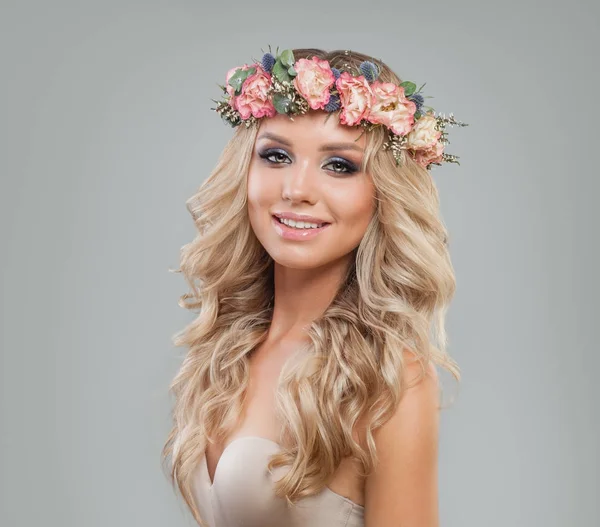 Mulher bonito com flores de primavera, cabelo ondulado longo e maquiagem — Fotografia de Stock