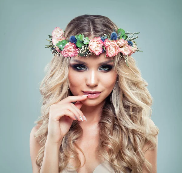 Sexy Blonde Woman Fashion Model with Roses Flowers — Stock Photo, Image