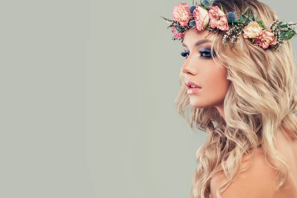 Perfecte jonge Model met bloemen op haar hoofd en krullend Styling — Stockfoto