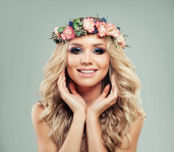 Jeune femme souriante avec des fleurs. Mignon visage féminin — Photo