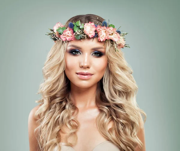 머리에 꽃으로 여름 모델입니다. 금발 곱슬 머리와 완벽 한 — 스톡 사진