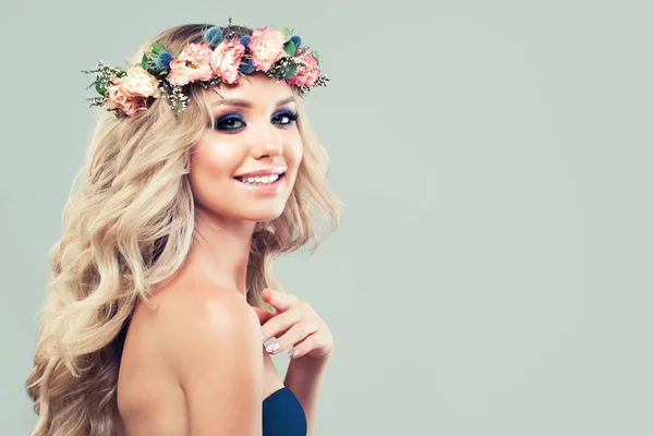 Mujer de Primavera con Cabello Rubio Rizado y Flores de Rosa y L Verde —  Fotos de Stock