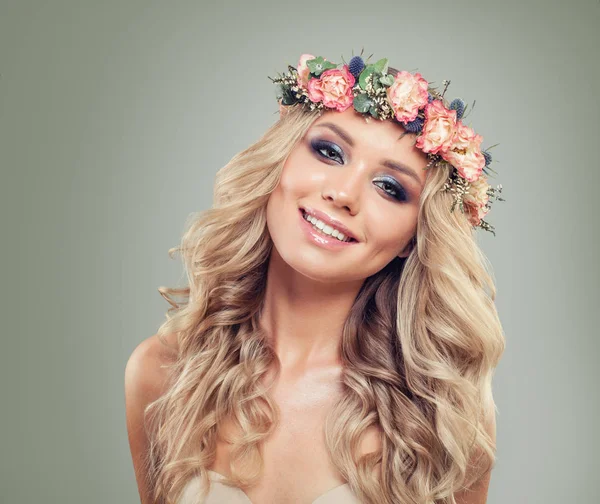Sorrindo Loira Mulher Moda Modelo em Rosa Flores grinalda . — Fotografia de Stock
