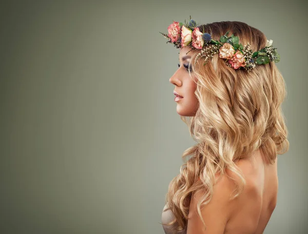 Modelo saudável bonito da forma da mulher com flores da mola , — Fotografia de Stock